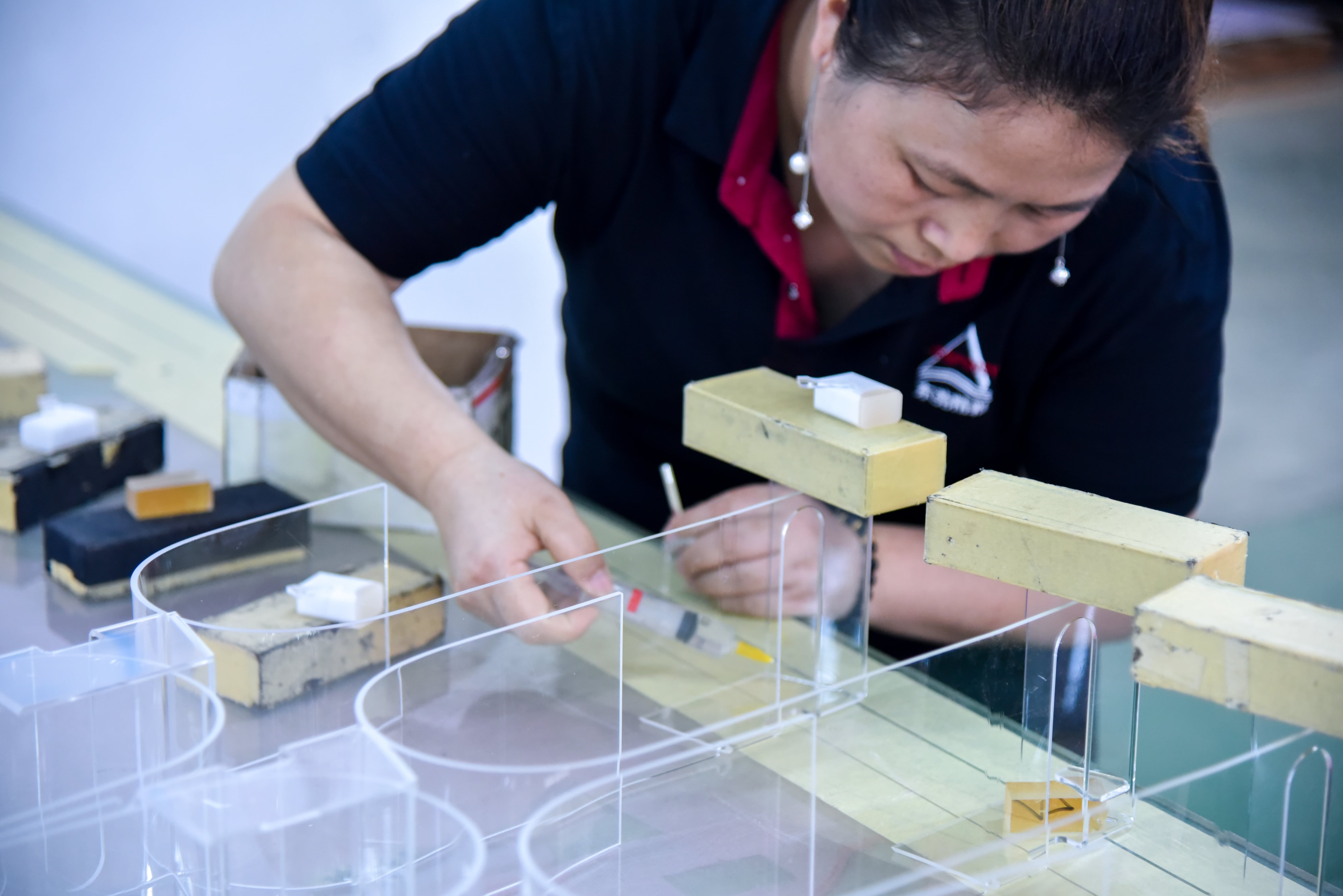 知道了這些，你就了解了亞克力展示架的粘貼問(wèn)題