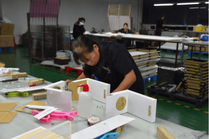 為什么定制亞克力展示架不便宜？以下都是原因