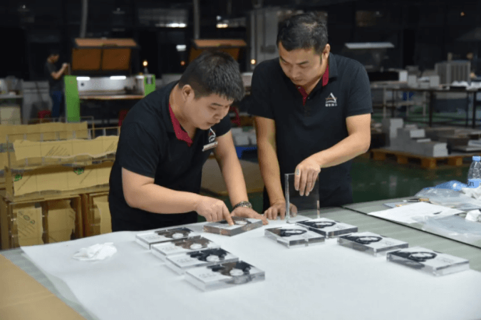 為什么定制亞克力展示架不便宜？以下都是原因